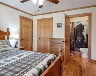 Sparta Cabin + Game Room + Dog Friendly + Hot Tub - Sparta - Bedroom