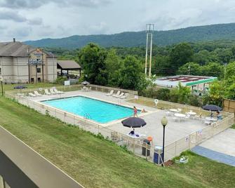 OYO Hotel Harriman Near I-40 - Harriman - Pool