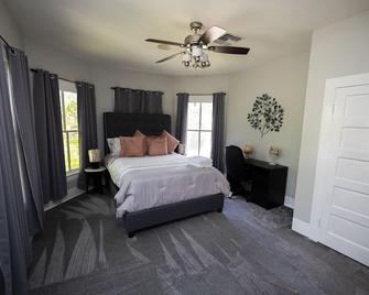 Large Home downtown Victoria by DeTar Hospital South and historical center - Victoria - Bedroom