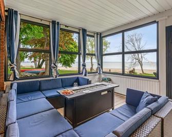Waverly Place Beach House the Perfect Family Vacation with Private Beach! - Fort Erie - Living room