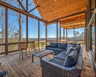 Falcon's Lair- Pet Friendly | EV Car Charger | Outdoor Fireplace | Game Room - Blue Ridge - Balcón