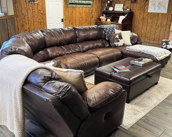 Life is good on the farm - New Harmony - Living room