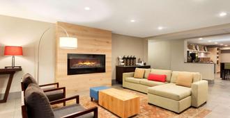 Country Inn & Suites by Radisson, Cedar Rapids Air - Cedar Rapids - Living room