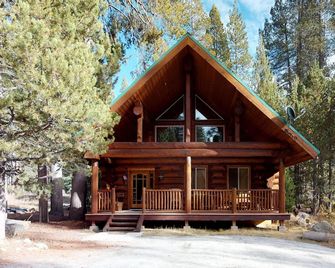 Custom-Built Log Cabin w/ Huge Deck & Great Location Steps from Huntington Lake - Lakeshore - Building