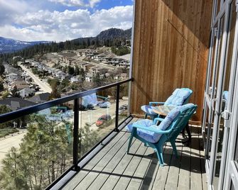Perfect romantic getaway. Private, amazing views and hot tub. - Peachland - Balcony