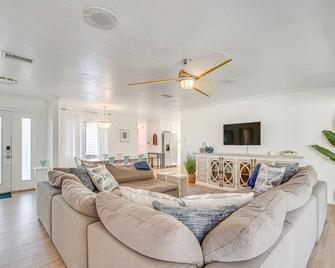 Riverfront Home with Boat Dock and Kayaks! - Crystal River - Wohnzimmer