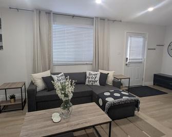 Sunnyside Stay-3bdrm w/ Gym! - Midland - Living room