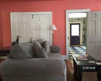 Eddington House Inn - North Bennington - Living room