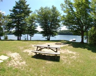 Muskoka Shores Cottages - Huntsville - Innenhof