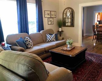 The Cottage on Hazel - Texarkana - Living room