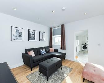 Claude House - charming 4Bedroom Home - Nottingham - Soggiorno