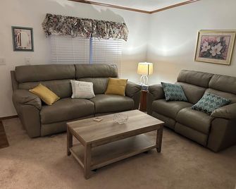 Pleasant 2-bedroom condo with AC in charming Prestonsburg. - Prestonsburg - Living room