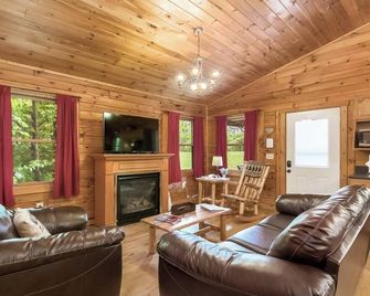 Deer Run Cozy 1BR pet-friendly Cabin w/ Hot Tub - Logan - Living room