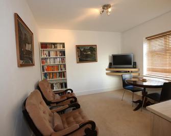 2 The Rocklands - Birkenhead - Living room