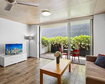 Humble City Living in an Energetic Neighbourhood - Brisbane - Living room