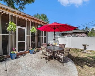 Birdhouse: Pet friendly 2 Bed With Yard & Hot Tub - Charleston