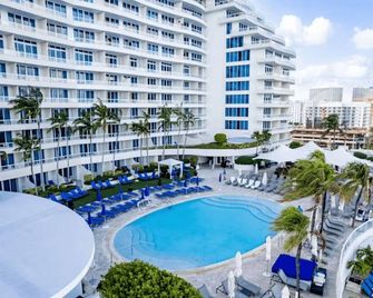 Beachfront Ritz-Carlton Luxury 1br Residence - Fort Lauderdale - Pool