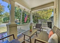 Charming Charlotte Abode with Deck and Fire Pit! - Charlotte - Balcone