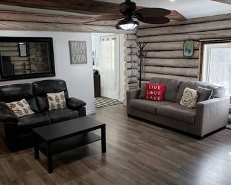 Northern log cottage on the shores of Lake Nipissing. - North Bay - Living room