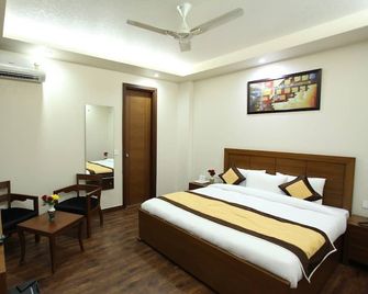 Hotel HC Grand near Indraprastha Apollo Hospital - New Delhi - Bedroom