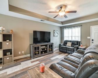 9 Mi to Clarksville Speedway! Family-Friendly Home - Clarksville
