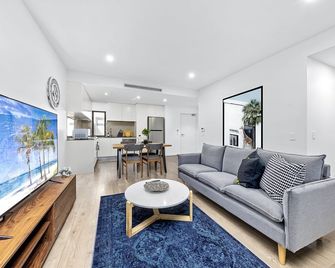 Centre of Newtown 2 Bed Apartment - סידני - סלון