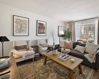 The Tremain - Steps to Downtown w King Bed - Mount Dora - Living room