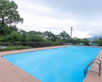 Howard Johnson by Wyndham Salem Hotel & Conference Center - Salem - Piscina
