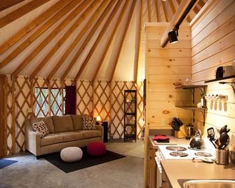 Yurt Glamping on the Quiet-side of Acadia National Park! - Southwest Harbor - Wohnzimmer