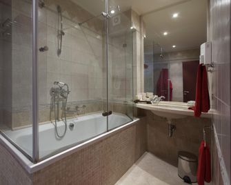 Capitol Hotel - Warna