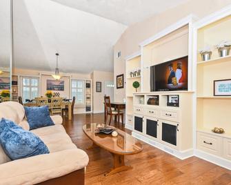 Beautiful 4/2 in Sanford: King Bed, Golf, Pool, Ping Pong, & Bunk Room! - Sanford - Living room