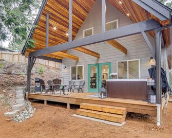 Near Rivers & Boating: Home w/ Hot Tub in Longview - Longview