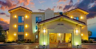 La Quinta Inn by Wyndham Santa Fe - סנטה פה - בניין