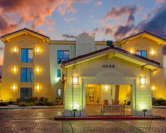 La Quinta Inn by Wyndham Santa Fe - סנטה פה - בניין
