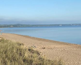 Beach Front Cottage - Lake Superior - Marquette - Beach