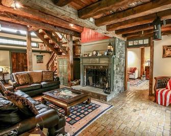 Historic Hudson Valley Barn Complex with Relaxing Grounds - Craryville - Sala de estar