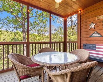Tucked-Away but Close to Everything! Walk-in Cedar Log Cabin - Branson - Balcón