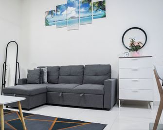 Klia Airport Homestay - Sepang - Living room