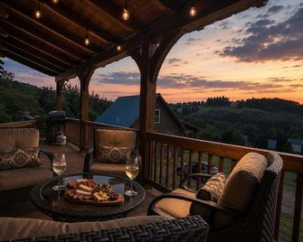 Luxury Log Cabin with Copper Tub - Meadows of Dan - Balcón