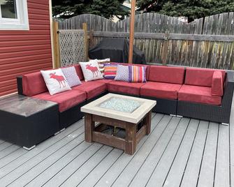 The Cozy Red Cabin - Crowsnest Pass - Terasa