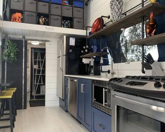 Pet Friendly, Modern tiny house experience in vibrant Clermont - Clermont - Kitchen