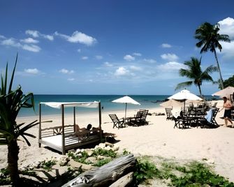 ريلاكس باي ريزورت - كو لانتا - شاطئ