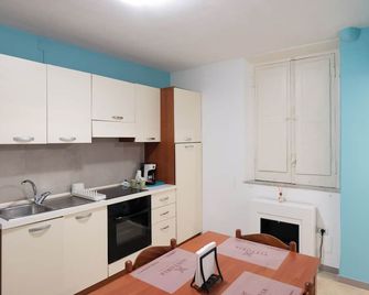 Vittoria Guest House Salerno - Salerno - Kitchen