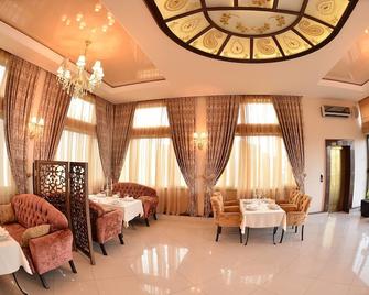 East Legend Hotel - באקו - מסעדה