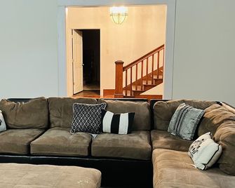 Beautiful 1920’s Home in Downtown Winchester - Winchester - Living room