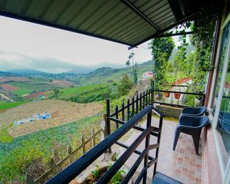 Silent Retreat Ooty Pool Resort By Voye Homes - Ooty - Parveke