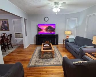 lovely 3 bedroom apartment with indoor electric fireplace. - Schenectady - Living room
