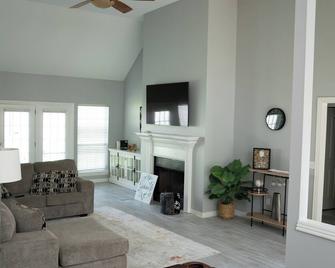 Walking Distance To Coler Mtn Bike - 3br 2ba - Bentonville - Living room