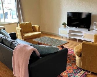 Vintage delight right across from campus! - Laramie - Wohnzimmer