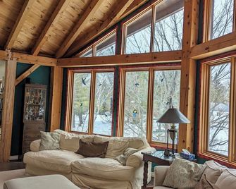 Lakefront Muskoka Chalet for Families: Volleyball, Gourmet Kitchen, Hot Tub - Washago - Living room